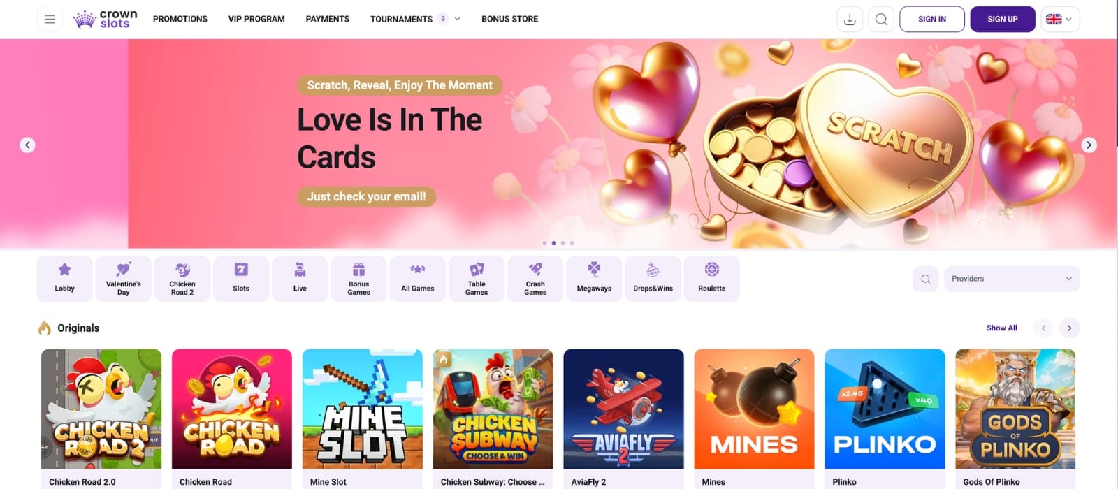 Front page of CrownSlots with promotional banners and highlighted game categories