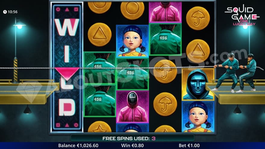 Tug of War Bonus where you can see the participants on each side of the reels.