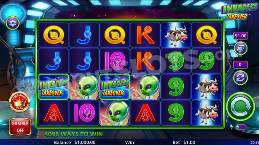 Base game where you can see aliens and cows on the reels.