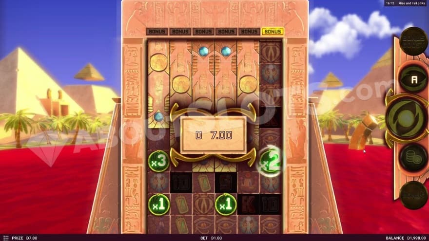 Mini Link Bonus game where you can see pyramids in the background.